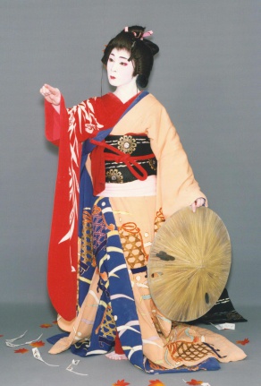 この曲は、井原西鶴「好色五人女」の小説をもとに〝坪内逍遥〟が自説の歌舞伎舞踊の変革を説き、新舞踊論化を実行し創られたものです。